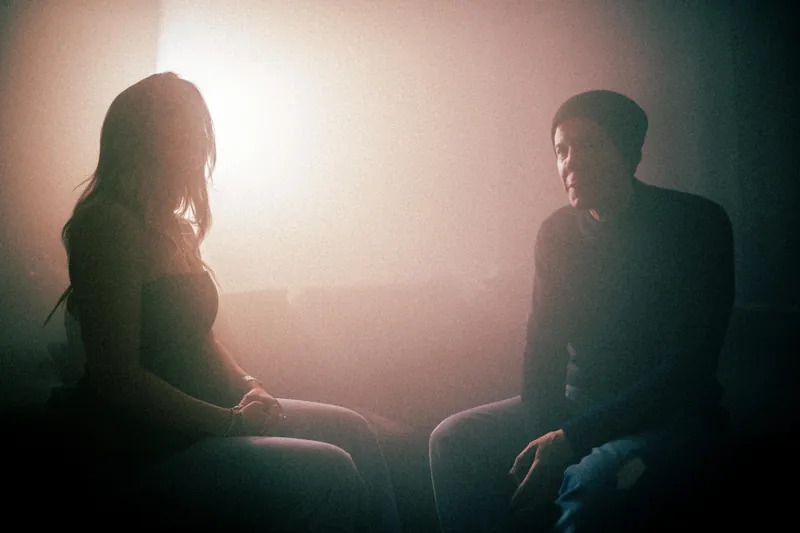 Interview am Filmset im Gegenlicht