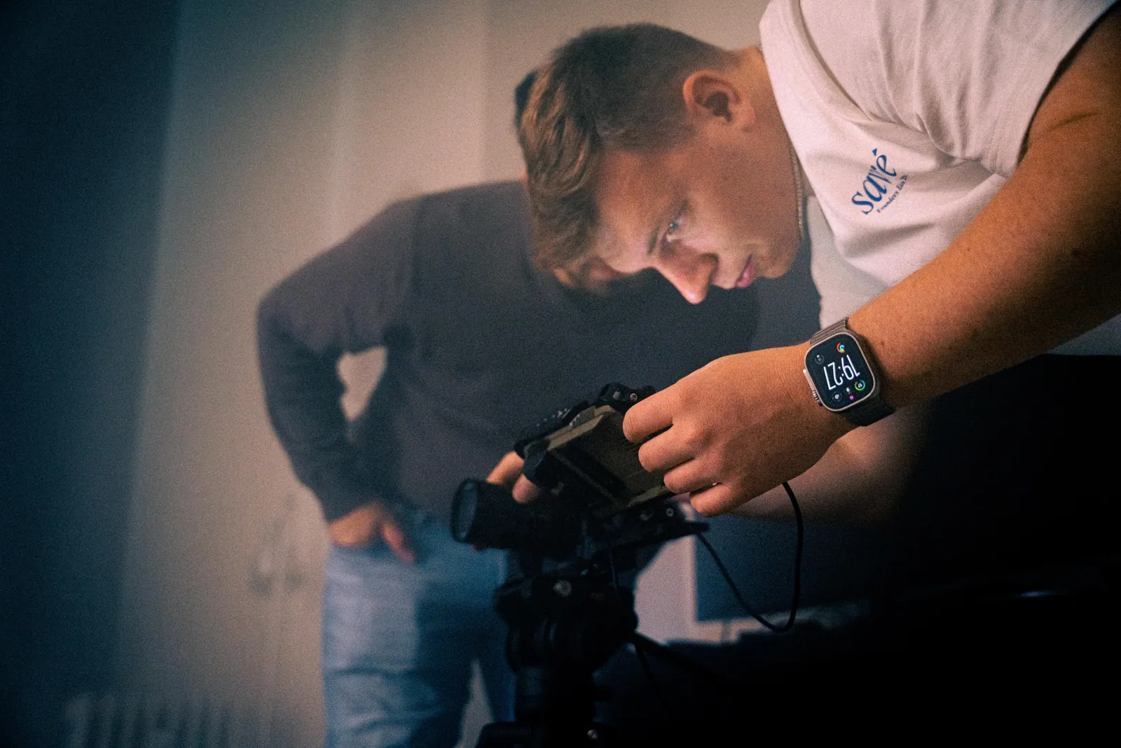 Max Muhr richtet die Kamera am Set ein