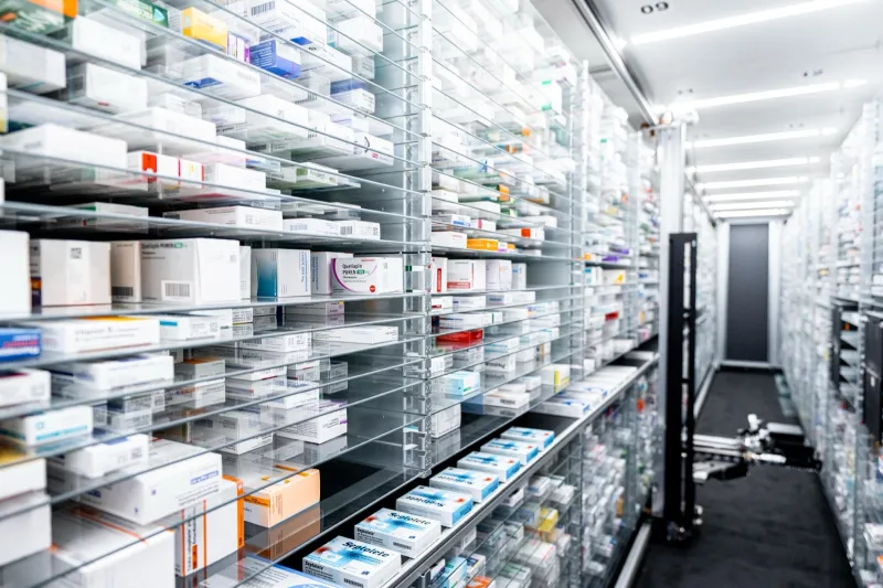 Automatisierter Kommissionierer mit Arzneimittelpackungen