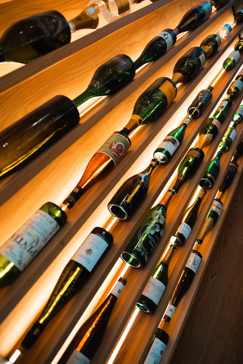 Beleuchtete Weinwand in einem Sterne-Restaurant