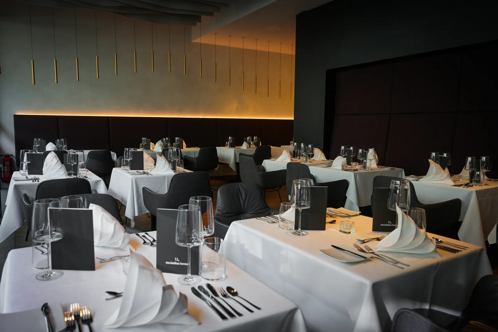 Gedeckter Gastraum eines Sterne-Restaurants am Abend
