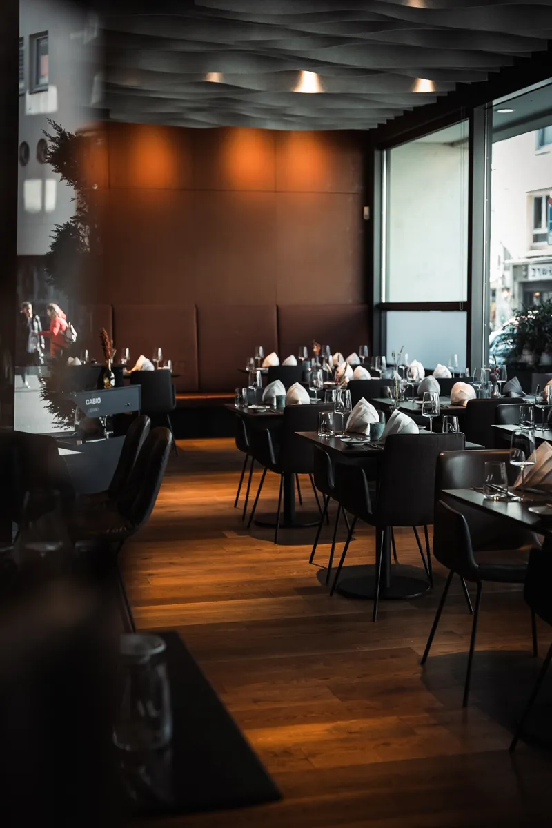 Restaurant im Abendlicht mit gedeckten Tischen