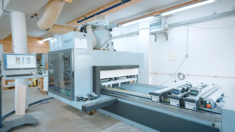 CNC-Bearbeitungszentrum in einer Werkhalle