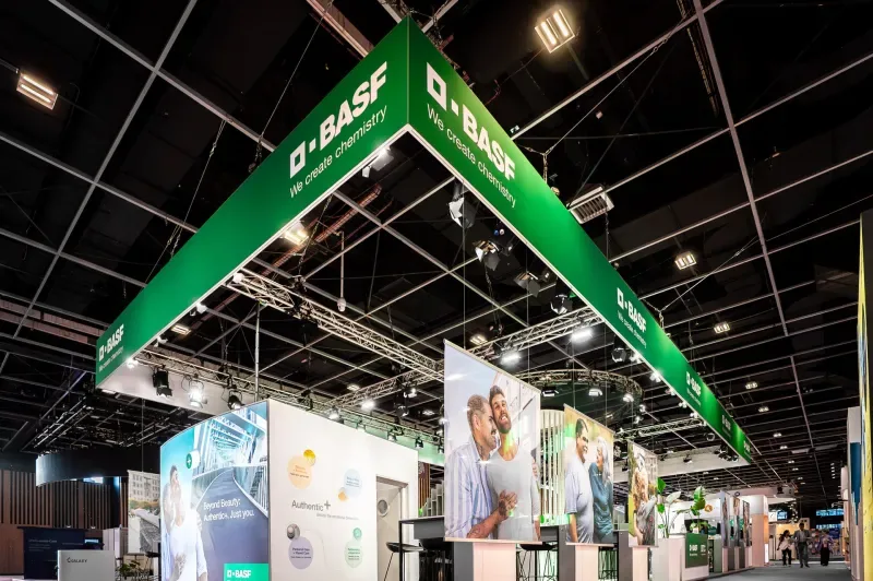 Messestand in der Totale, Standarchitektur und Beleuchtung