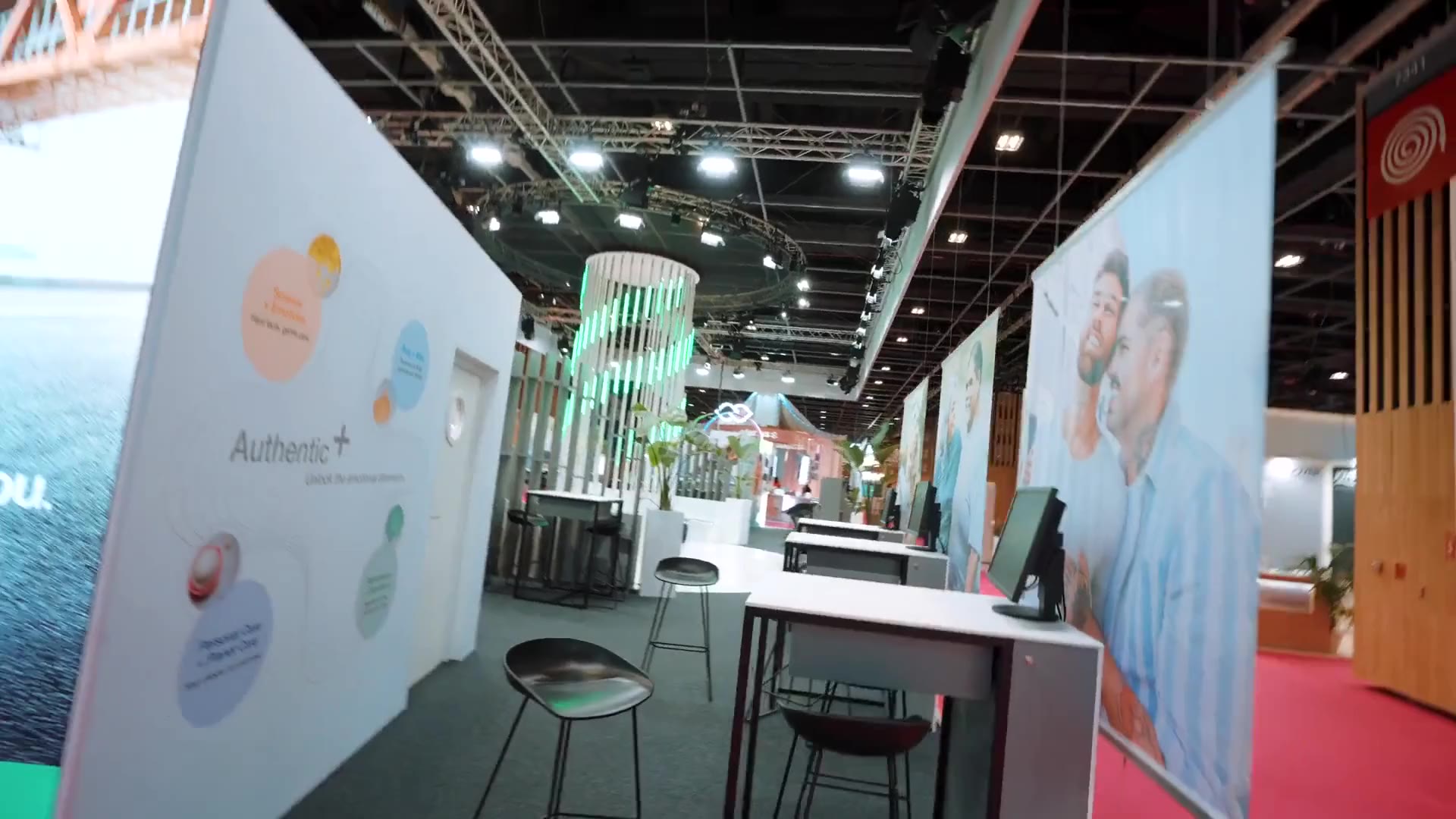 Beleuchteter Messestand auf einer internationalen Fachmesse